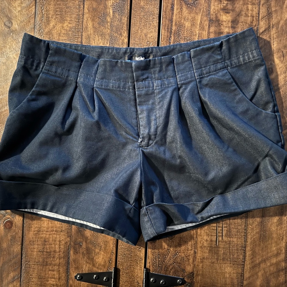 Mossimo Women’s Black Pleated Cuffed Shorts, size 10